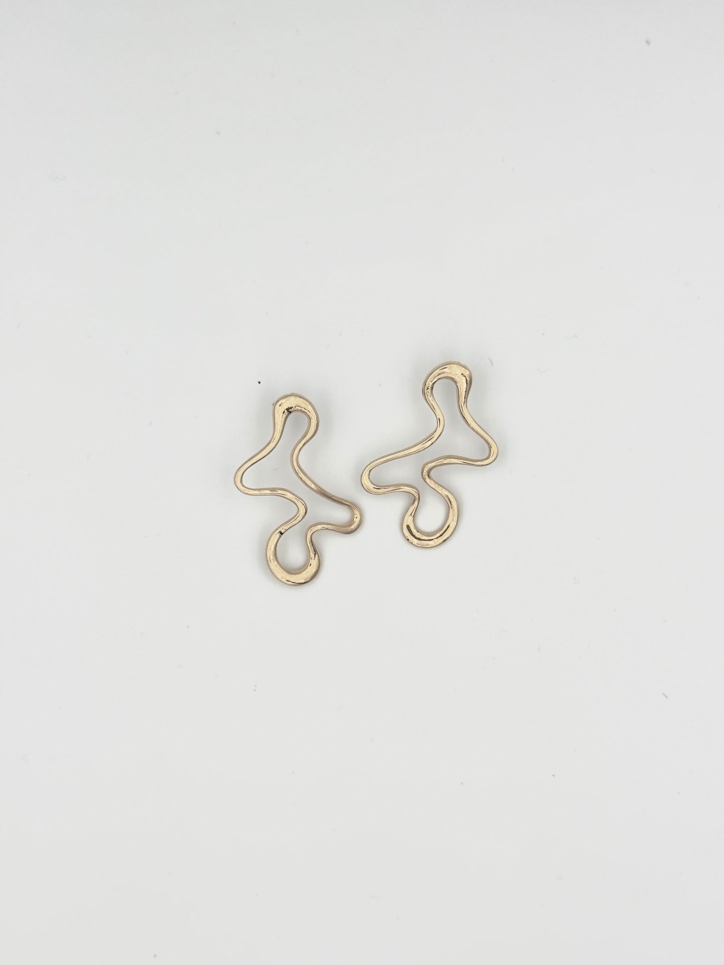 Gold Abstract Drop Earrings – Modern Flowing Outline Design